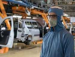 Продажи АВТОВАЗа в апреле упали на треть