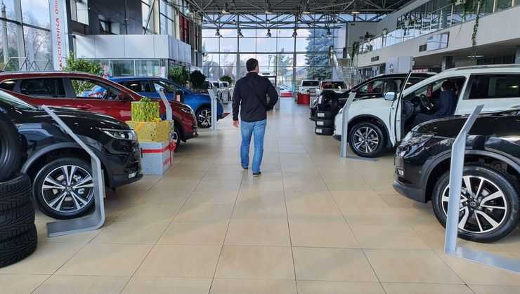 Сумеет ли правительство поддержать российские автозаводы и их дилеров