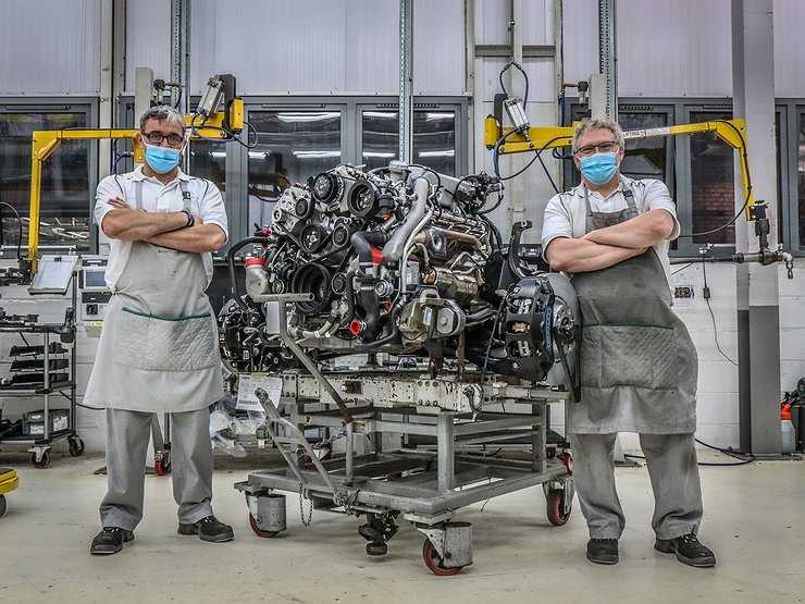 Bentley выпустил последний экземпляр легендарного V8