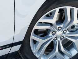 Jaguar Land Rover в России начал сдавать автомобили в аренду