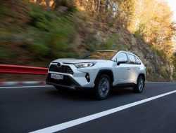 Кроссовер Toyota RAV4 получил две новые комплектации