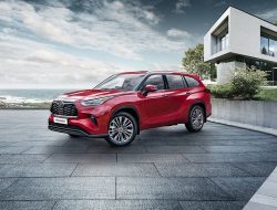 Toyota огорошила ценником на новый Highlander в России