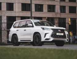 Внедорожник Lexus LX в России стал роскошнее и темнее