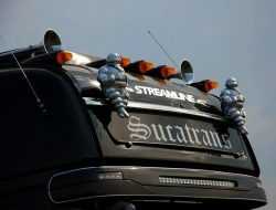 Почему водители грузовиков клеят женщин на кабины