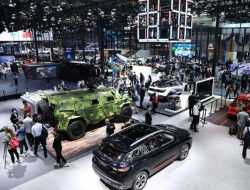 Китайская Dongfeng представила два новых кроссовера и один супермотор