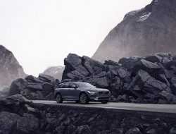 Volvo объявила рублевые цены на обновленные S90 и V90 Cross Country