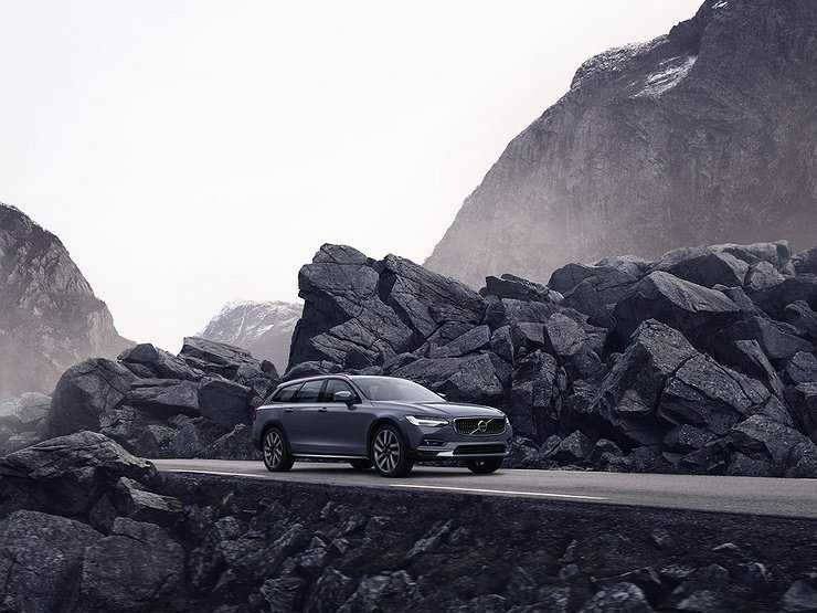 Volvo объявила рублевые цены на обновленные S90 и V90 Cross Country