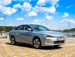 Тест-драйв китайско-белорусского седана Geometry A по цене Toyota Camry