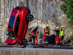 Для чего Volvo сбрасывает машины с 30-метровой высоты