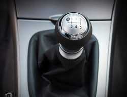 Названы самые популярные в России машины с «механикой»