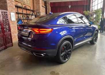 За премиум-кроссовером Geely Tugella в России выстроились очереди