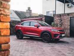 За премиум-кроссовером Geely Tugella в России выстроились очереди