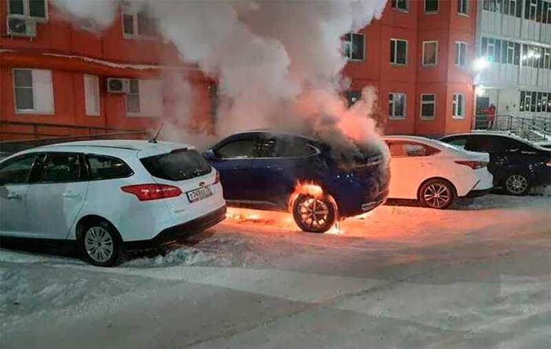 Возгорания, массовые отзывы и новый Duster. Главные автоновости недели