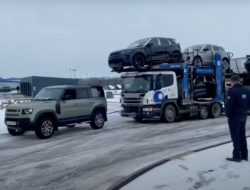 Land Rover Defender вытащил застрявший автовоз с 7 машинами. Видео