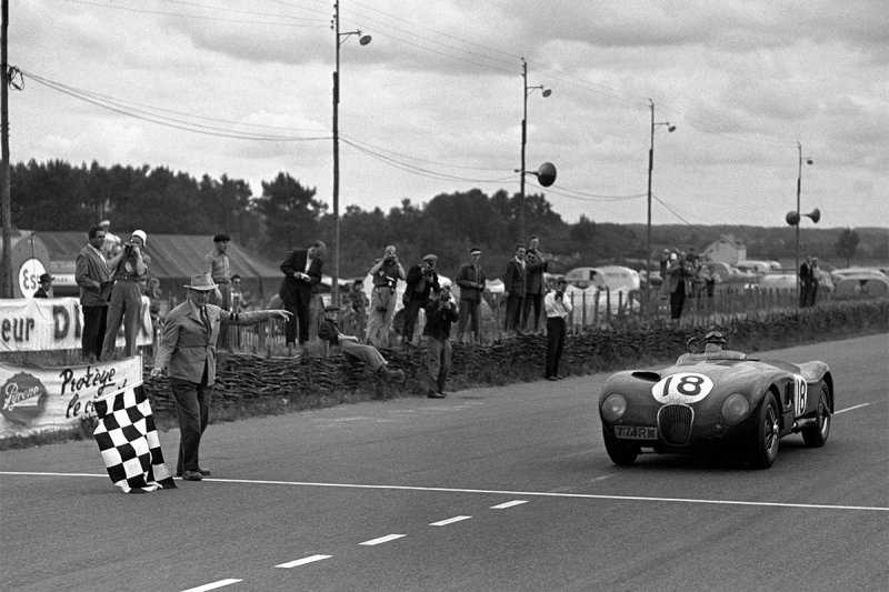 Jaguar возродил классический спорткар 70-летней давности