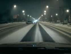 Блогер отвлекся, вылетел на встречку и чудом ни в кого не врезался. Видео