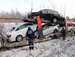 Под Нижним Тагилом автовоз с новыми Lada Vesta вылетел в кювет. Фото