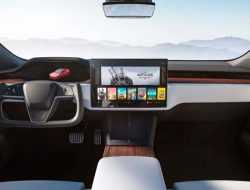 Необычный руль поставил под угрозу продажи обновленной Tesla Model 3