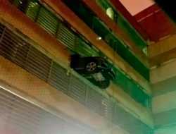 В Подмосковье Mercedes пробил стену на 4 этаже парковки. Видео