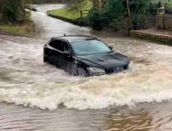 Кроссовер  Jaguar заехал в глубокую лужу и сломался. Видео