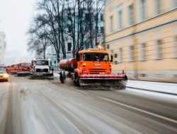 «Смотрят фоточки с дивана». Водителям объяснили секреты уборки снега