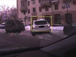 «Застряла, чудом никого не задела»: в Москве штрафуют за парковку в снегу