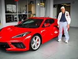 90-летний пенсионер купил себе на день рождения новый Chevrolet Corvette