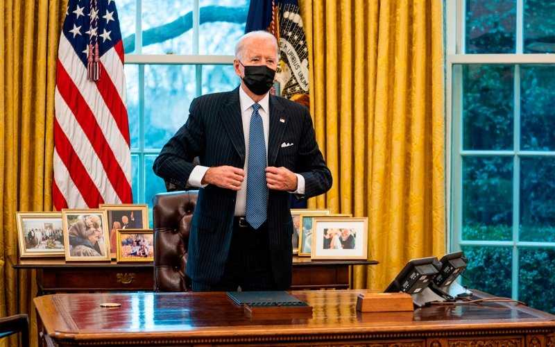 
            Джо Байден решил пересадить американских чиновников на электрокары
        