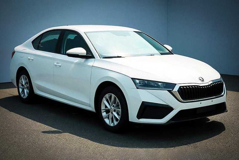 Базовый Porsche Taycan, электрокроссовер Mercedes-Benz EQA и длиннобазная Skoda Octavia: главное за неделю