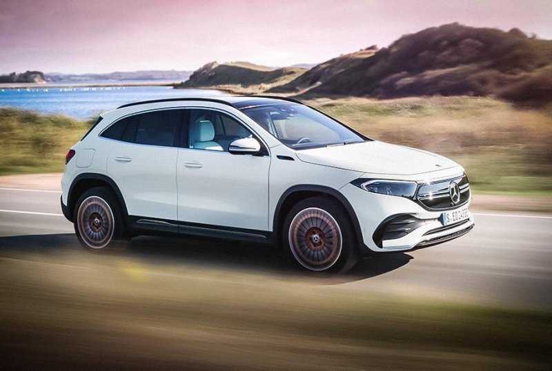 Базовый Porsche Taycan, электрокроссовер Mercedes-Benz EQA и длиннобазная Skoda Octavia: главное за неделю