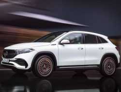 Базовый Porsche Taycan, электрокроссовер Mercedes-Benz EQA и длиннобазная Skoda Octavia: главное за неделю