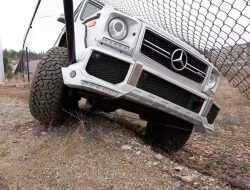 Mercedes-AMG G63 протаранил забор во время дрифта. Видео