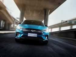 В Китае начали выпускать электрический кроссовер Ford Mustang