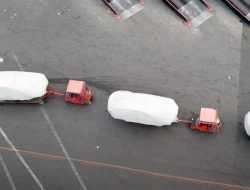 Дрон заснял секретные модели на заводе Tesla. Видео