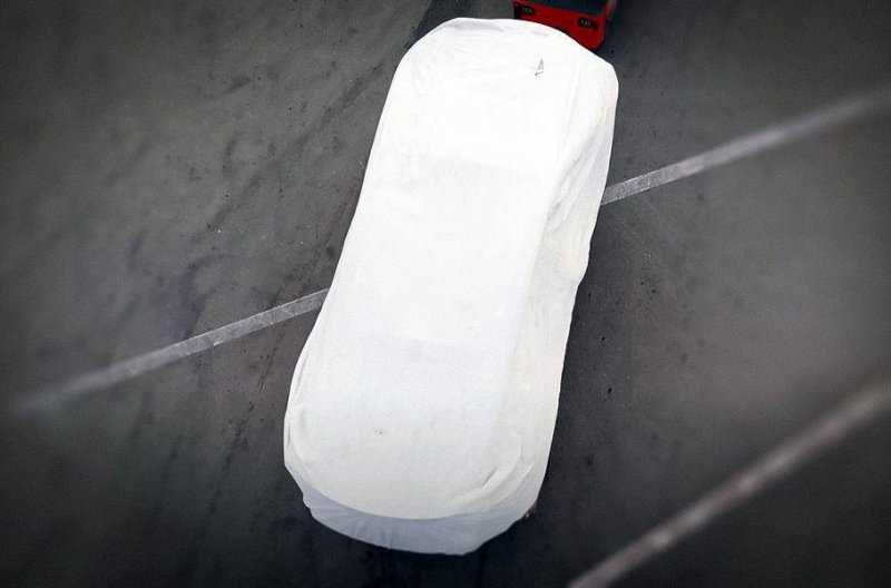 Дрон заснял загадочные модели на заводе Tesla