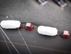 Дрон заснял загадочные модели на заводе Tesla