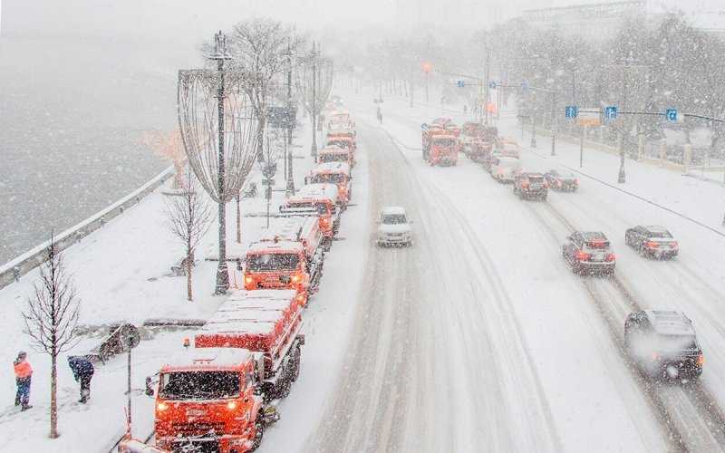«Смотрят фоточки с дивана». Водителям объяснили секреты уборки снега