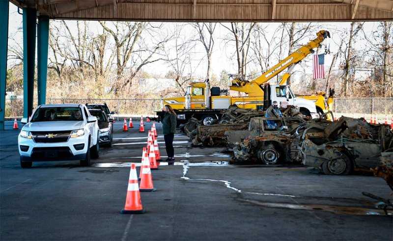 В США из озера и реки достали 40 автомобилей. Фото