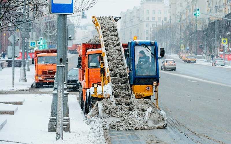 «Смотрят фоточки с дивана». Водителям объяснили секреты уборки снега