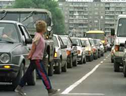 В сети написали петицию о повышении штрафа за перебегание дороги с детьми