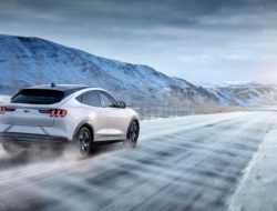 Ford задерживает Mustang Mach-E из-за проблем с качеством