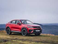 Geely Tugella стала доступнее в России: цены и подробности о новой комплектации
