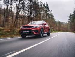 Кроссовер Geely Tugella получил в России более дешевую «люксовую» комплектацию
