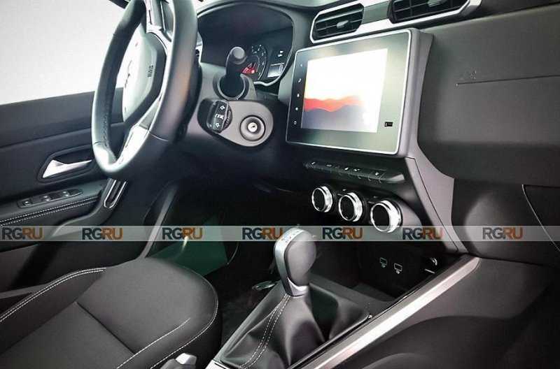 Новый Renault Duster сфотографировали в одном из московских автосалонов