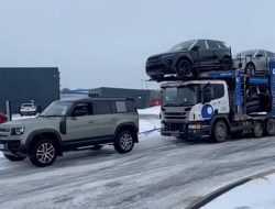 Посмотрите, как новый Land Rover Defender тянет 40-тонную фуру в гору