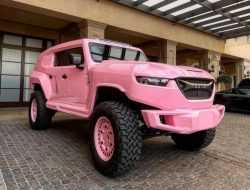 Посмотрите на розовый Rezvani Tank с лимонным салоном