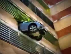 Россиянка на Mercedes-Benz пробила стену на четвертом этаже парковки