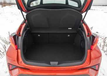 Тест-драйв обновленной Toyota C-HR: выбираем лучшие версию и мотор