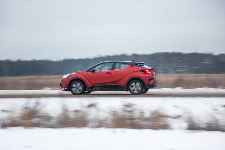 Тест-драйв обновленной Toyota C-HR: выбираем лучшие версию и мотор