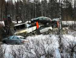 В России на трассе перевернулся автовоз с новыми Lada Vesta